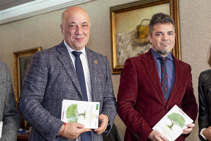 El presidente de la Diputación de Córdoba, Antonio Ruiz (izda.), asiste a la 'Mesa de Redacción' organizada por el 'Diario Córdoba' en la que se ha presentado la III Guía de las Almazaras.
