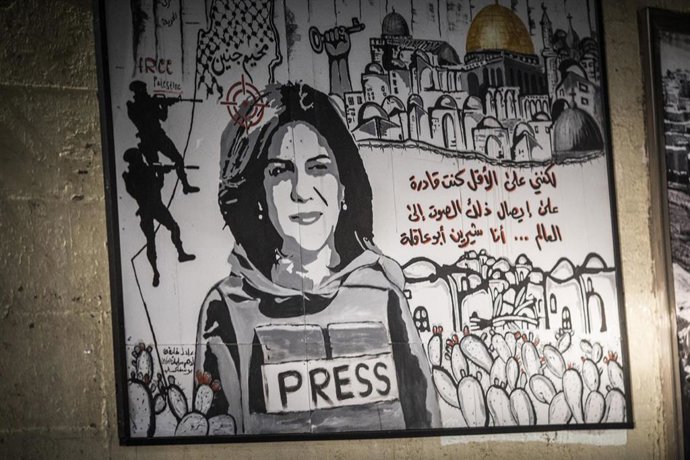 Archivo - 05 September 2022, Israel, Umm al-Fahm: A view of a poster of slain Al Jazeera journalist Shireen Abu Akleh, who was killed while covering an Israeli military raid in Jenin in May. Photo: Ilia Yefimovich/dpa