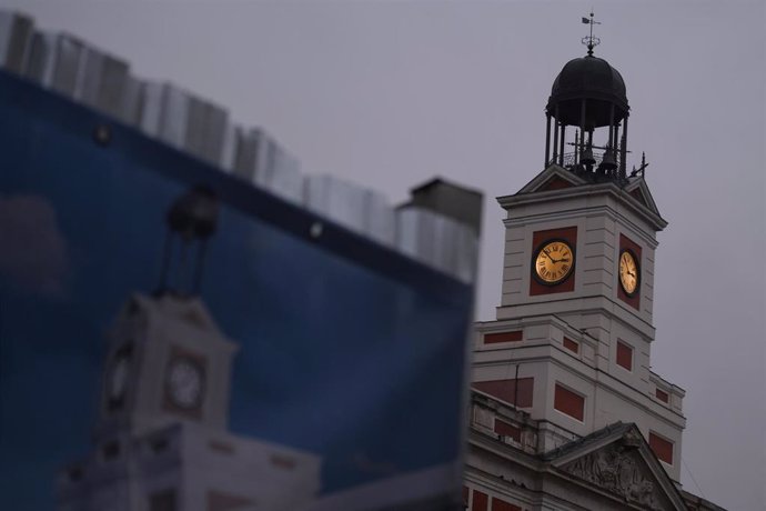 El Reloj de la Puerta del Sol durante su puesta a punto visto desde fuera, a 20 de diciembre de 2022, en Madrid (España). El relojero Jesús López Terradas es el encargado del mantenimiento y la puesta a punto de la maquinaria del reloj, y destaca que el