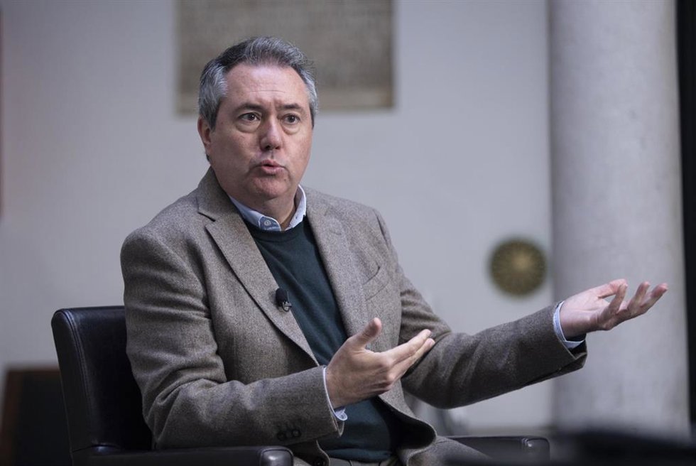 El secretario general del PSOE-A, Juan Espadas, durante la entrevista concedida a Europa Press. A 29 de diciembre de 2022, en Sevilla (Andalucía, España).