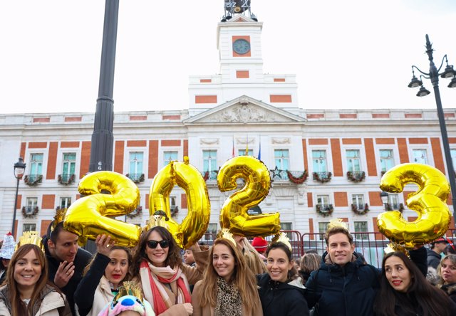 Varias personas con globos en los que se lee '2023' celebran las Preuvas en la Puerta del Sol, a 30 de diciembre de 2022, en Madrid (España).