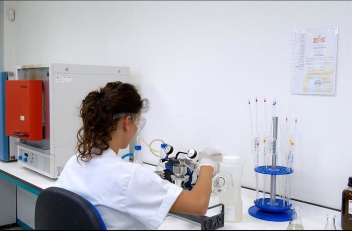 Imagen de análisis de aguas procedentes de vertidos industriales.