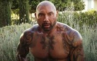 La accidentada cabeza de Dave Bautista desconcierta a los fans de Glass Onion: "Es un hueso de melocotón"