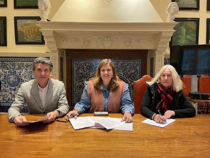 Clara Martín (c), durante la firma de convenios.