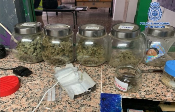 Parte de la droga incautada en la operación