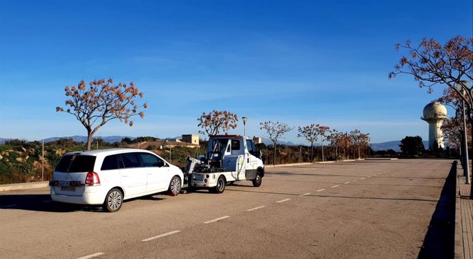 Archivo - Una grúa movilizando un coche en el nuevo aparcamiento de rotación en Son Oms para apoyar el depósito de Son Toells.