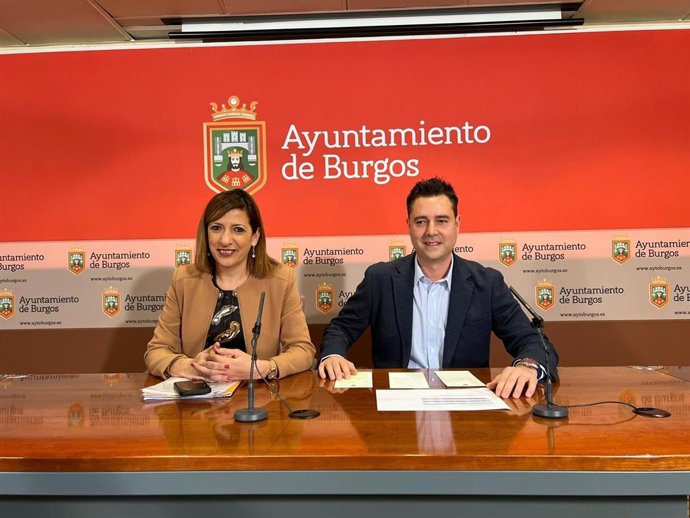 La portavoz socialista Nuria Barrio y el alcalde de Burgos Daniel de la Rosa en un balance fin de año.