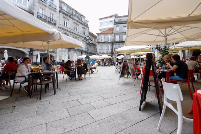 Archivo - Varias personas en una terraza de Vigo, a 26 de junio de 2021, en Pontevedra, Galicia.