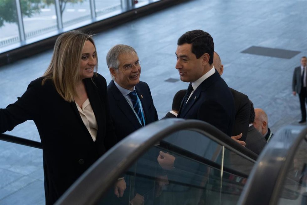 Archivo - El presidente de la Junta, Juanma Moreno y la consejera de Fomento, Articulación del Territorio y Vivienda, Marifrán Carazo, en imagen de archivo