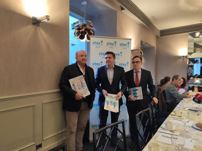 Los representantes de Otea José Luis Álvarez Almeida, Fernando Corral y Javier Martínez, han ofrecido en Oviedo un encuentro informativo para presentar el informe del sector correspondiente al año 2022.