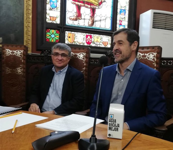 El regidor de Hacienda, Adrián García (izquierda), sentado junto al regidor de Medio Ambiente, Ramon Perpiny, antes del pleno de presupuestos.