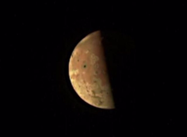 Image en aproximación de la luna joviana Io
