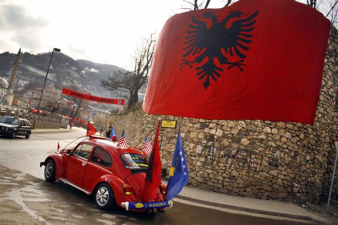 Archivo - Banderas de Albania en Kosovo