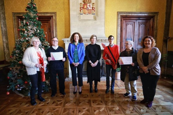 La presidenta del Consell de Mallorca, Catalina Cladera, y la consellera insular de Derechos Sociales y presidenta del Instituto Mallorquín de Asuntos Sociales (IMAS), Sofía Alonso, junto a una representación de las 18 familias de acogida del IMAS.