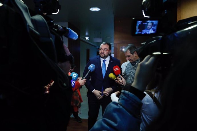 El presidente del Principado, Adrián Barbón,  atiende a los medios de comunicación en los pasillos de la Junta General.