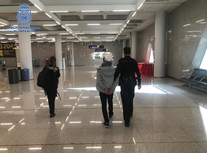 Detienen a un conocido delincuente que roba a turistas en aeropuertos y lugares turísticos.