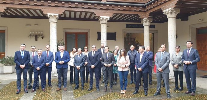 Diputados de la Diputación de Valladolid posan en una fotografía oficial en el vallisoletano Palacio de Pimentel