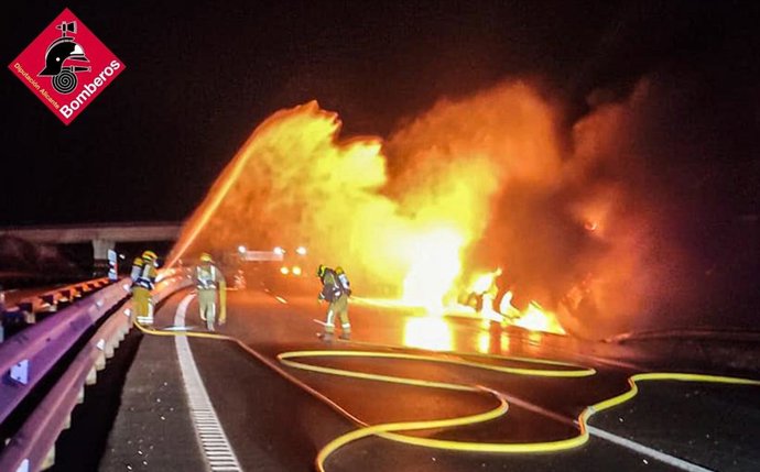 Calcinado un camión frigorífico de grandes dimensiones volcado en la A-31 a su paso por Novelda.