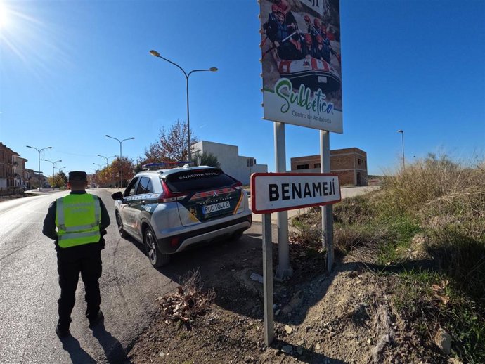 Una patrulla de la Guardia Civil en Benamejí.