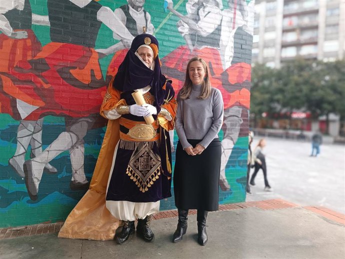 La concejal de Cultura, Nerea Cantero, junto al paje real