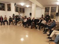 El alcalde mantiene un encuentro con un grupo de logroñeses que desarrollan su profesión fuera de la ciudad