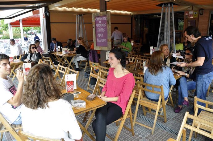 Archivo - Imagen de la terraza de un bar.