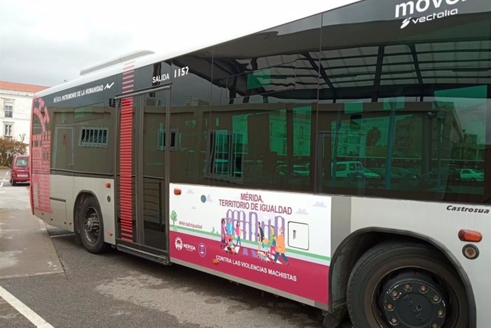 Archivo - Los autobuses urbanos de Mérida superan el número de viajeros de 2019 con la entrada en vigor de los descuentos en bonos