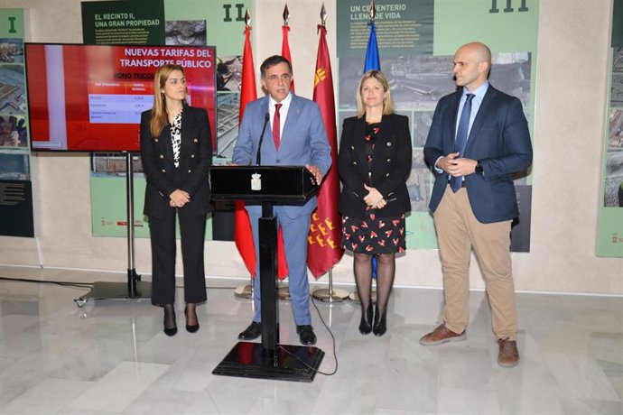 El alcalde José Antonio Serrano realiza el anuncio sobre el transporte público