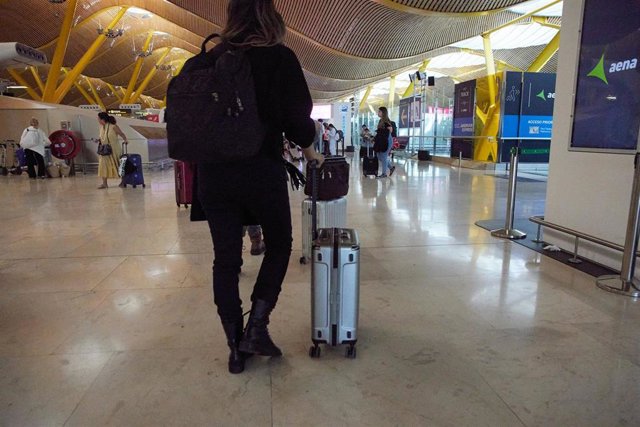 Una viajera con maletas espera para embarcar en el aeropuerto Adolfo Suárez Madrid-Barajas, a 30 de diciembre de 2022, en Madrid (España)