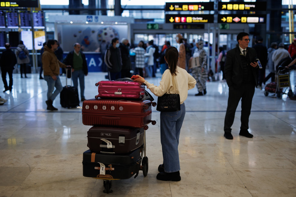 Una viajera con maletas espera para embarcar en el aeropuerto Adolfo Suárez Madrid-Barajas, a 30 de diciembre de 2022, en Madrid (España)