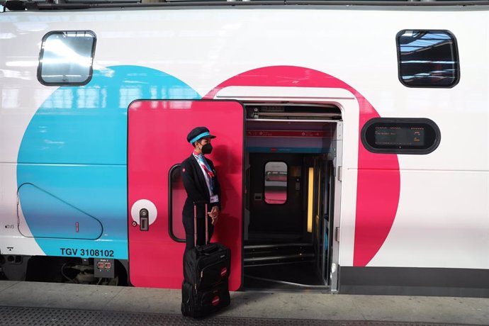 Archivo - Una empleada espera en la puerta de un tren de Ouigo