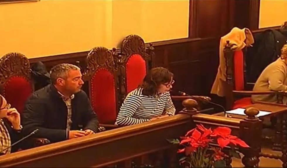 La portavoz del PP de Alcúdia, Fina Linares, durante el pleno municipal.