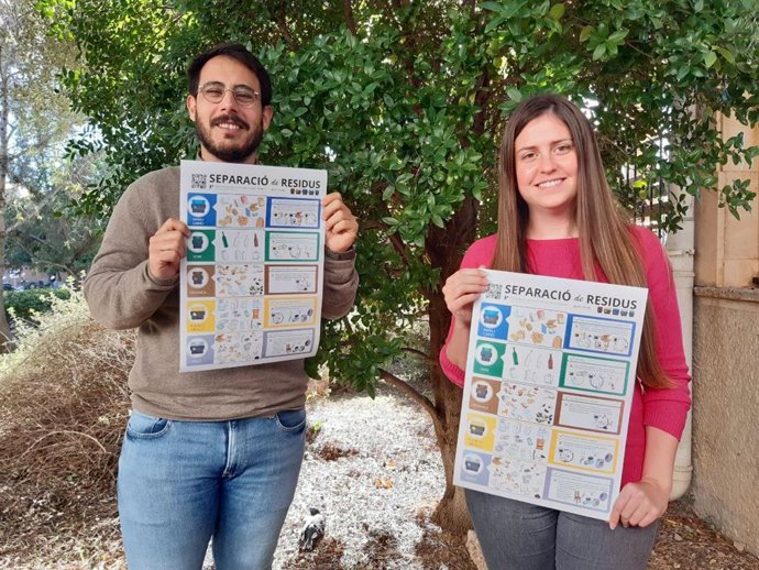 El director insular de Residuos, Juan Carrasco, y la vicepresidneta del Consell insular de Mallorca y consellera de Sostenibilidad y Medio Ambiente, Aurora Ribot, sosteniendo la nueva cartelería.