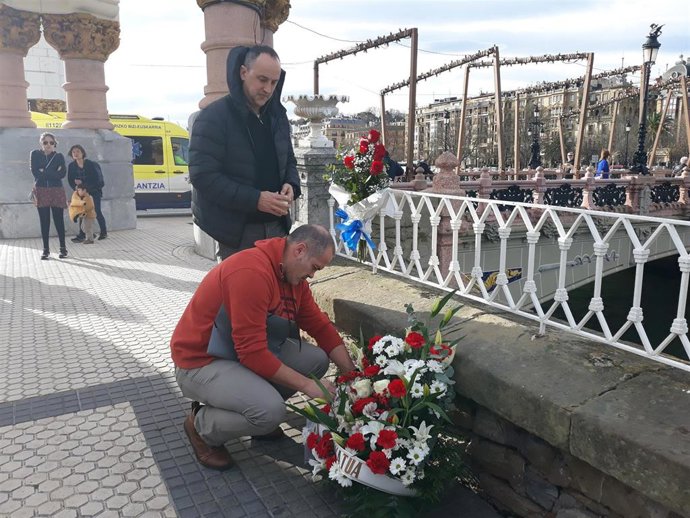 Esan recuerda en San Sebastián al agente de la Ertzaintza fallecido hace dos años al caer al Urumea con su vehículo