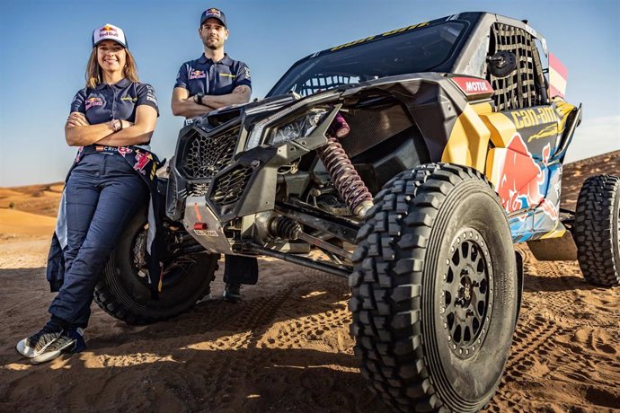 Cristina Gutiérrez junto a su copiloto Pablo Moreno y el coche con el que competirán en el Dakar 2023.