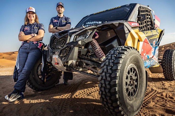 Cristina Gutiérrez junto a su copiloto Pablo Moreno y el coche con el que competirán en el Dakar 2023