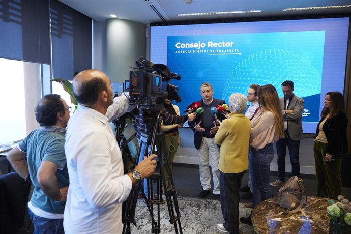 El consejero de Presidencia, Interior y Diálogo Social de la Junta de Andalucía, Antonio Sanz, atiende a los medios de comunicación tras la reunión del Consejo Rector de la Agencia Digital de Andalucía en TorreSevilla, a 30 de diciembre de 2022 en Sevil