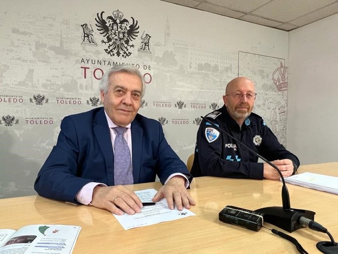 El edil de Movilidad y Seguridad Ciudadana de Toledo, Juan José Pérez del Pino, acompañado del Intendente Jefe de la Policía Local, José Luis Martín Mora.