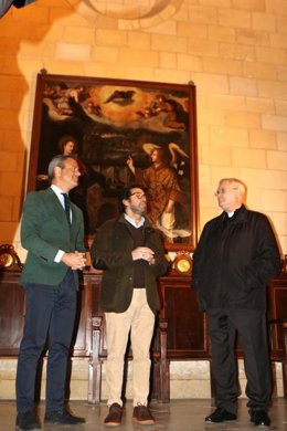 El consejero de Presidencia, Turismo, Cultura y Deportes, Marcos Ortuño, junto al director del Centro de Restauración, Javier Bernal, y el obispo de la Diócesis, José Manuel Lorca Planes, ante la pintura de la Anunciación que ha regresado a la Catedral