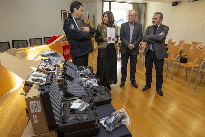 La consejera de Presidencia, Interior, Justicia y Acción Exterior, Paula Fernández, entrega material a la Policía Local de Santa Cruz de Bezana