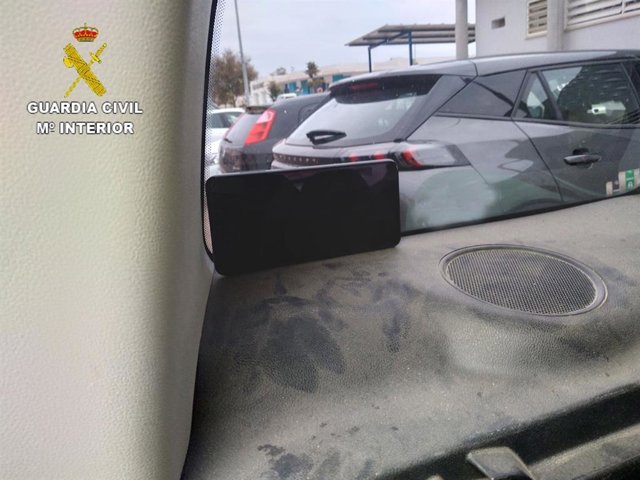 Móvil instalado en el vehículo por el detenido para grabar a su exmujer