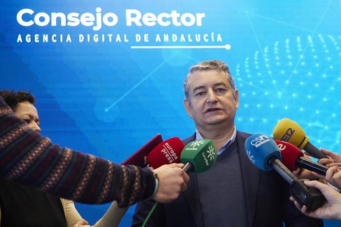 El consejero de la Presidencia, Antonio Sanz, este viernes en declaraciones a los medios. 