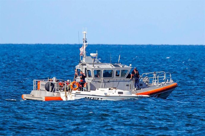 Archivo - Una patrulla de la Guardia Costera de Estados Unidos con migrantes en aguas de Florida