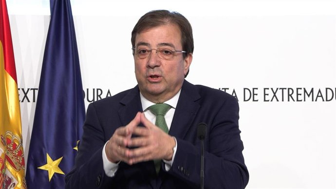 El presidente de la Junta de Extremadura, Guillermo Fernández Vara, en rueda de prensa