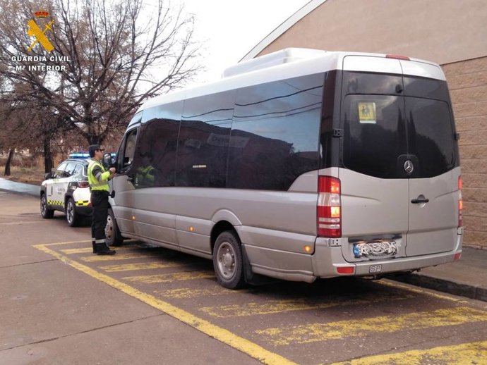 Archivo - Inspección de autocares dedicados al transporte escolar