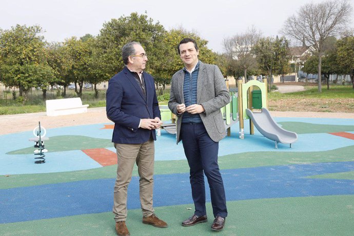 Álvarez y Bellido ante la nueva zona infantil del parque de El Tablero.