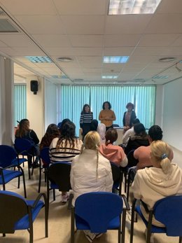 Entrega de diplomas a mujeres víctimas de violencia de género.