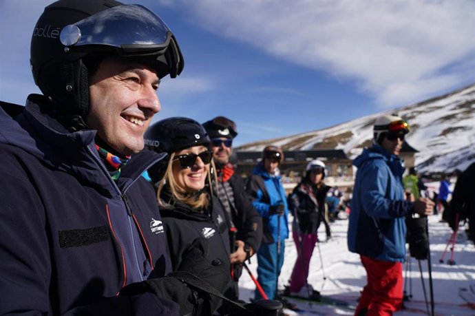Juanma Moreno y Marifrán Carazo, en Sierra Nevada