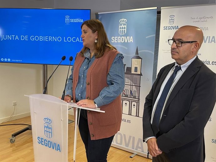 Alcaldesa de Segovia, Clara Martín, junto al concejal de Tráfico y Movilidad del Ayuntamiento de Segovia