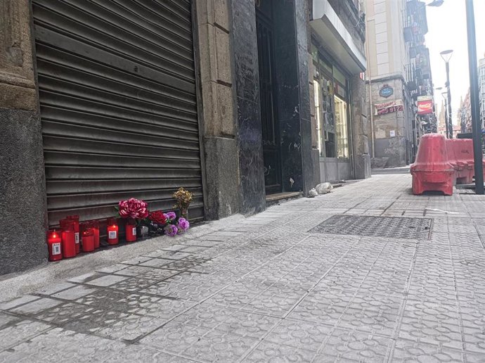 Flores y velas ante la taberna Hilargi del barrio de San Francisco